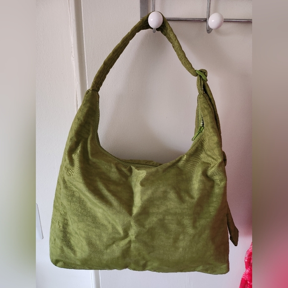 BAGGU Large Shoulder Bag In Green - Picture 3 of 3